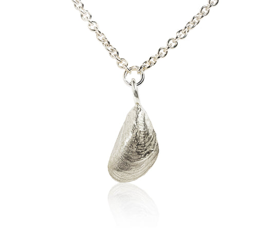 Die kleine Miesmuschel aus Glücksburg in Silber für den Arm