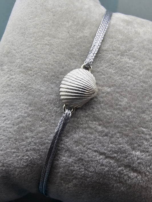 Die kleine Herzmuschel aus Wassersleben in 935/- Silber und Textilband für den Arm
