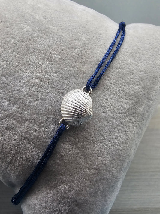 Die kleine Herzmuschel aus Wassersleben in 935/- Silber und Textilband für den Arm
