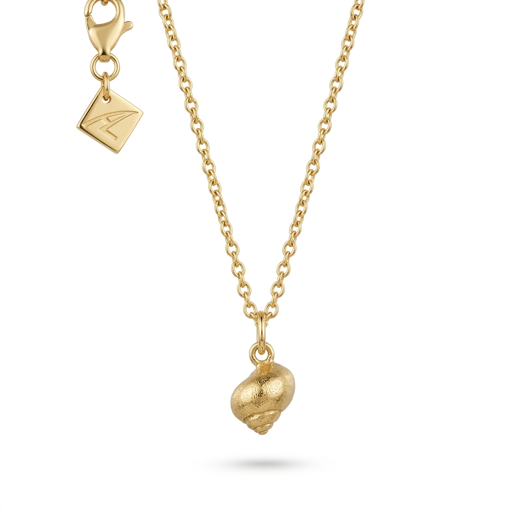 Die Schnecke aus Holnis M für den Hals in Gold an goldener Kette