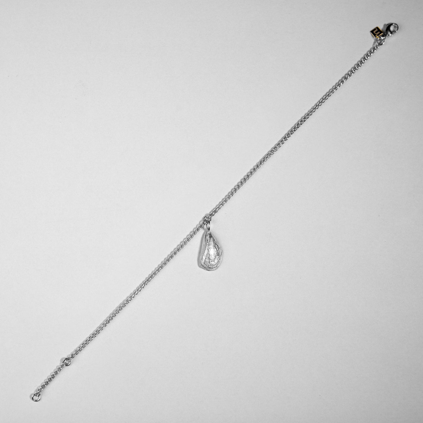 Die kleine Miesmuschel aus Glücksburg in Silber für den Fuß