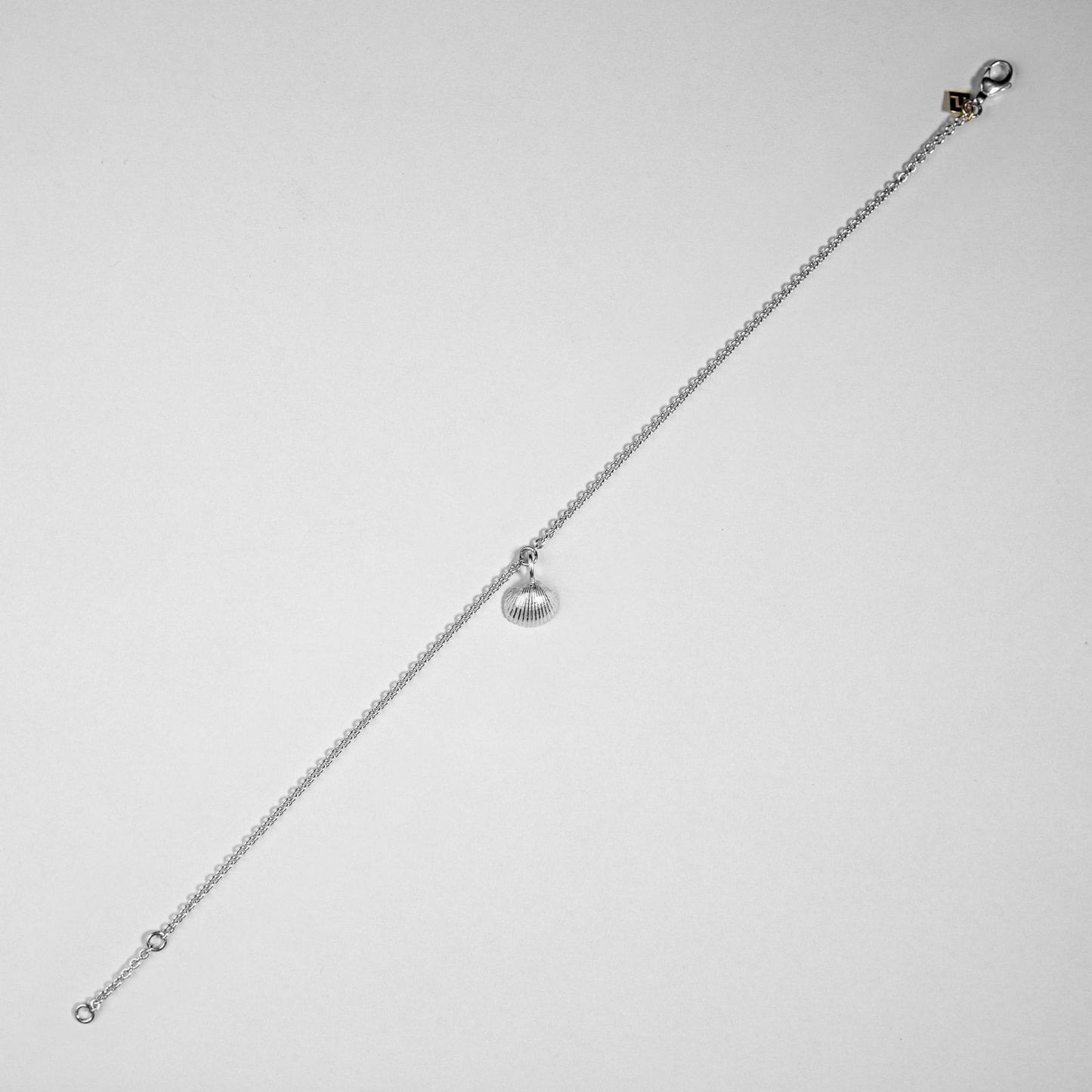 Die kleine Herzmuschel aus Wassersleben in Silber für den Fuß