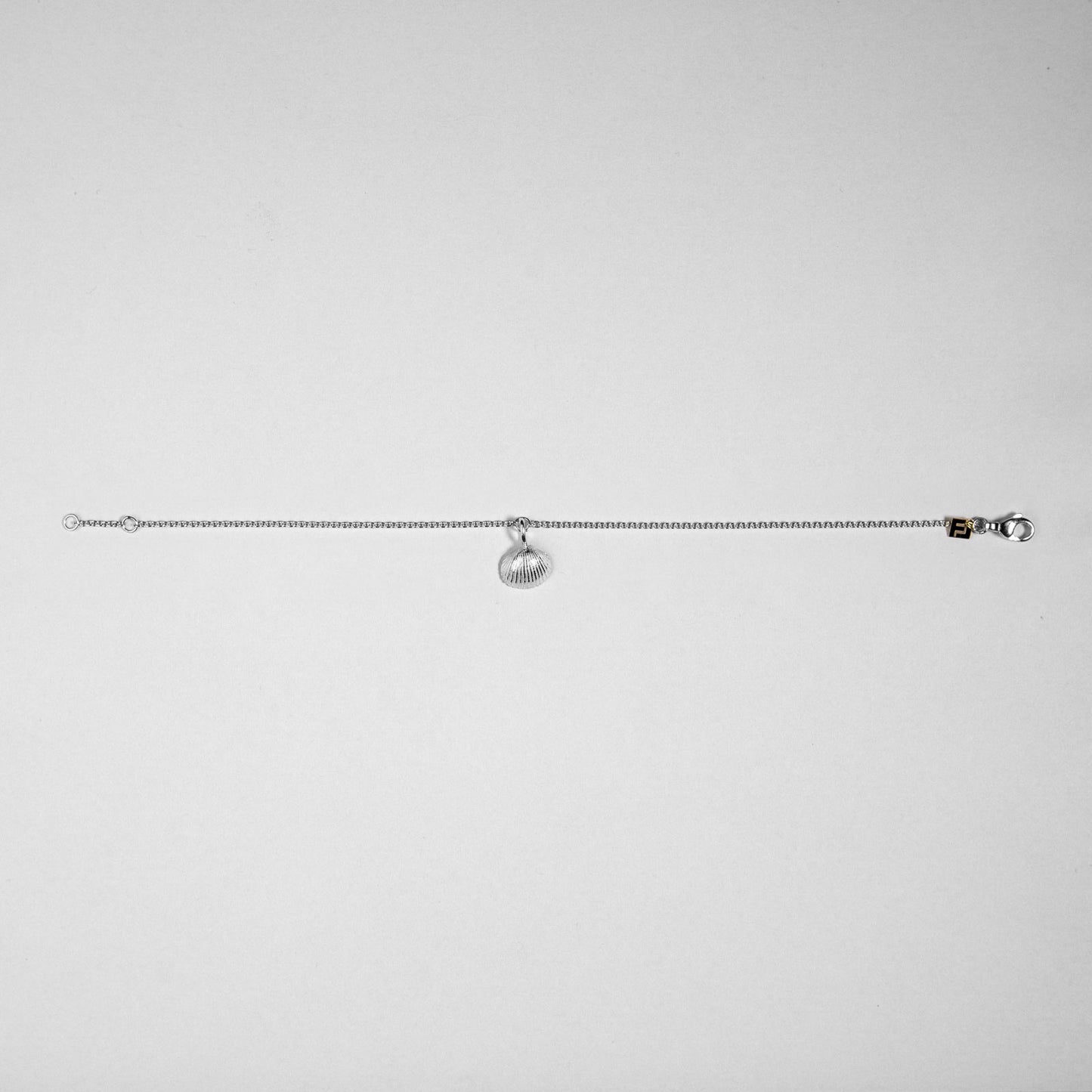 Die kleine Herzmuschel aus Wassersleben in Silber für den Arm