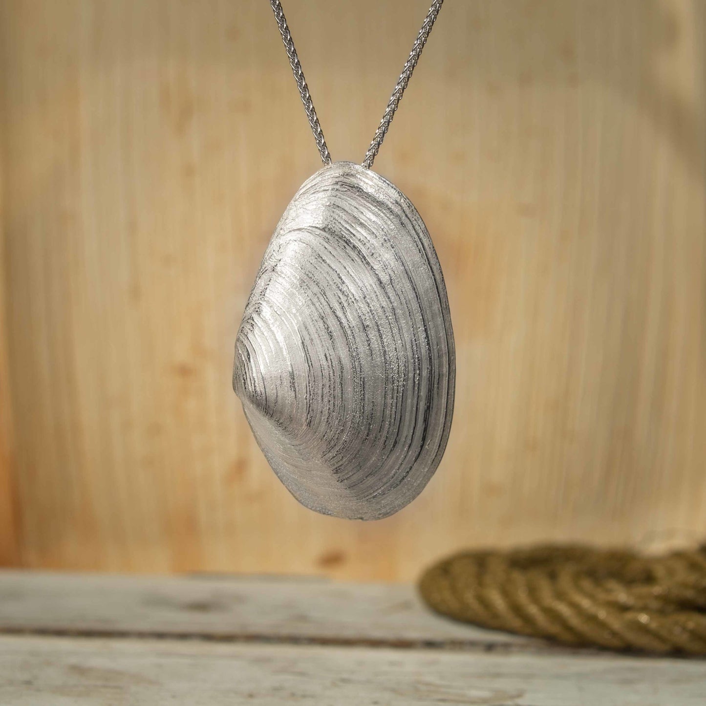 Die große Sandklaffmuschel aus Glücksburg in Silber für den Hals