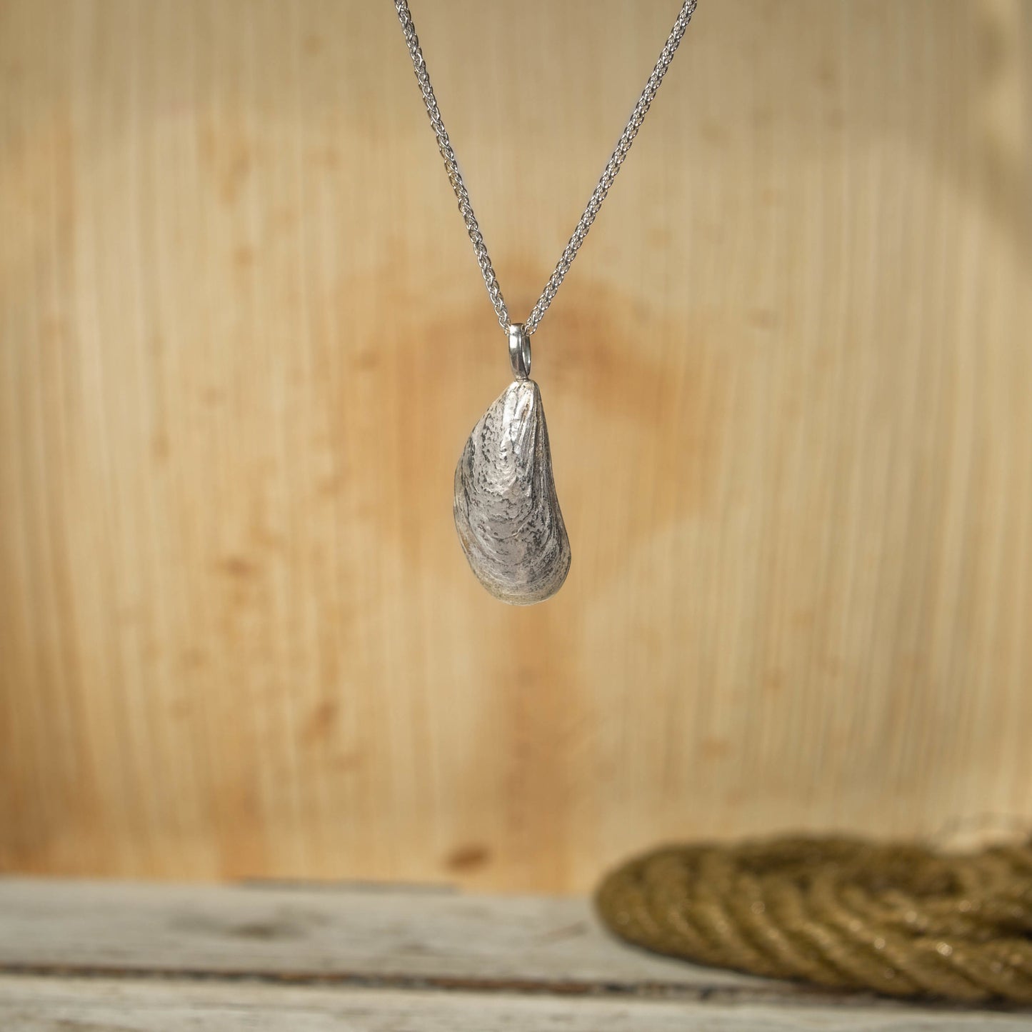 Die mittelgroße Miesmuschel aus Glücksburg in Silber für den Hals