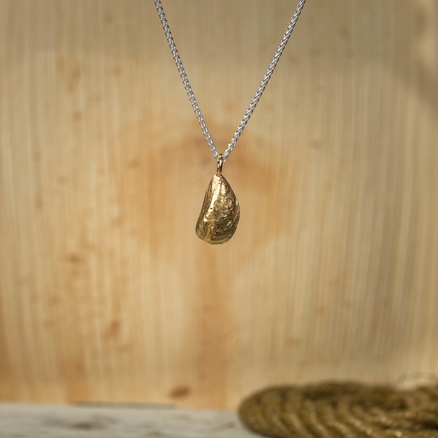 Die kleine Miesmuschel aus Glücksburg in Gold für den Hals