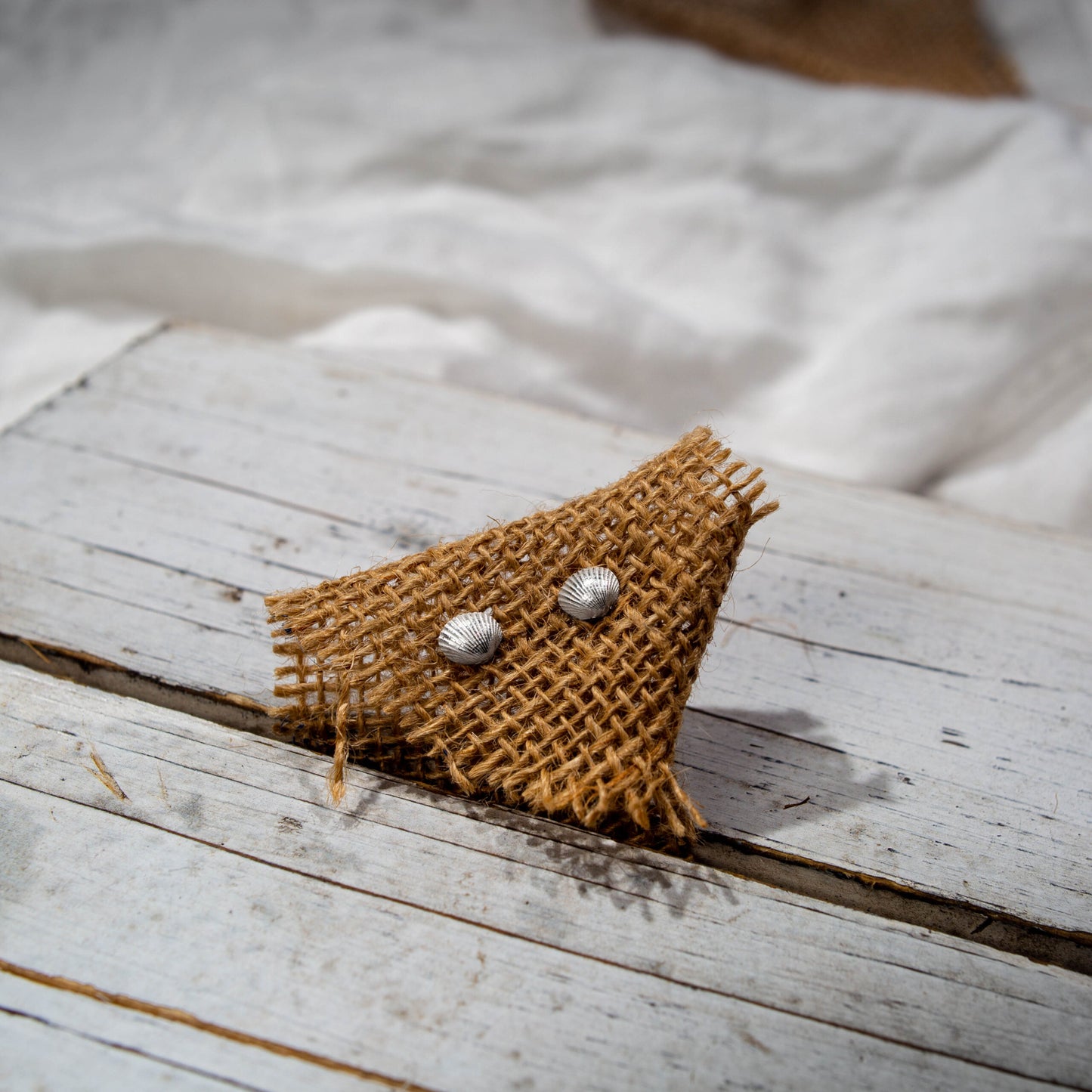 Die kleine Herzmuschel aus Wassersleben in Silber für das Ohr