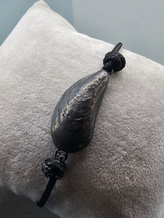 Die mittlere Miesmuschel aus Glücksburg in 935/- Silber(geschwärzt) am Textilband