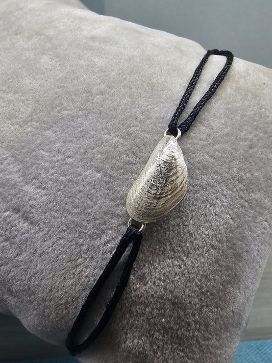 Die kleine Miesmuschel aus Glücksburg in 935/- Silber und Textilband für den Arm