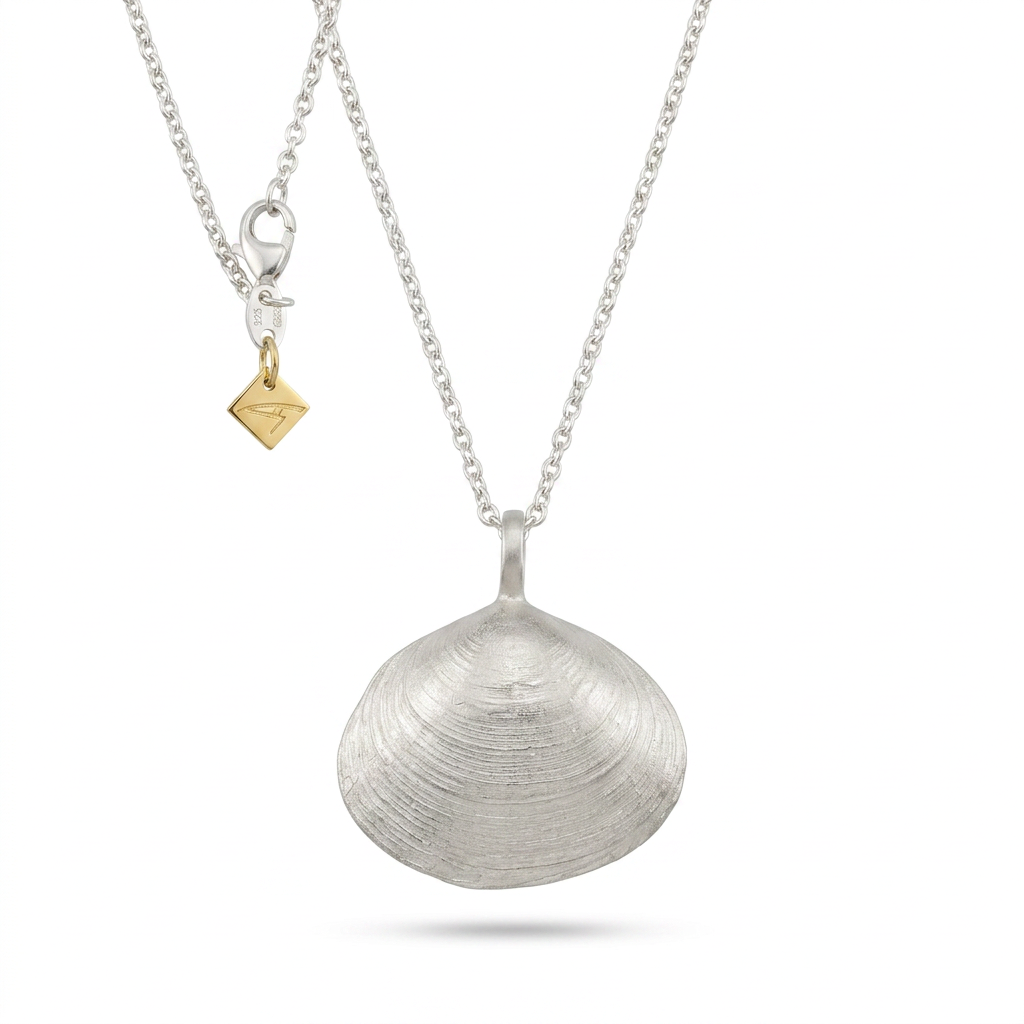 Die Sandklaffmuschel aus Glücksburg M für den Hals in Silber