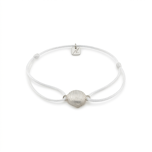Die Herzmuschel aus Wassersleben S in 935/- Silber und Textilband für den Arm