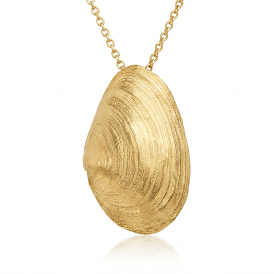 Die Sandklaffmuschel aus Glücksburg XL für den Hals in Gold